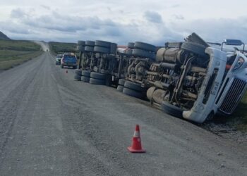 Accidente en Ruta Y-50: Volcamiento de camión de alto tonelaje moviliza a unidades de emergencia