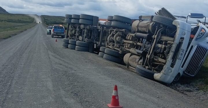 Accidente en Ruta Y-50: Volcamiento de camión de alto tonelaje moviliza a unidades de emergencia