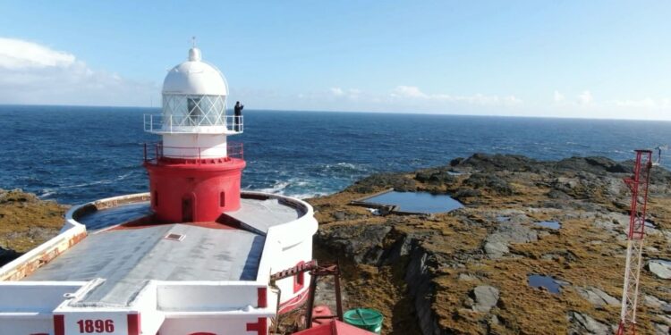 En vísperas de Navidad una lejana alcaldía de mar, un faro, una Capitanía de Puerto o una Gobernación Marítima.