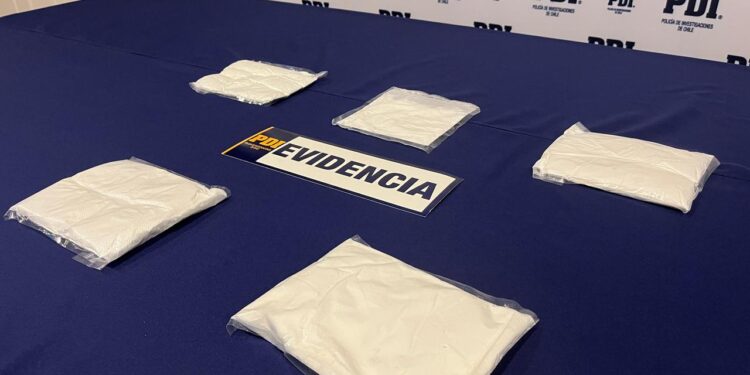 PDI incauta cocaína y detiene a cuatro personas por tráfico de drogas.
