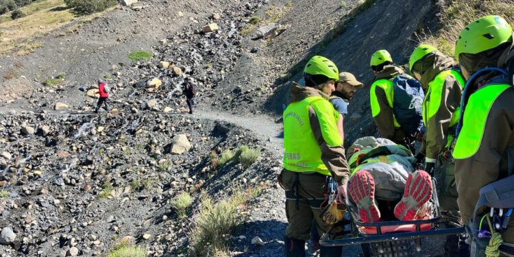 Rescatan a turista estadounidense lesionada tras ingresar de madrugada a sendero no habilitado en Torres del Paine