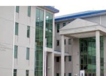 Operativo policial por robo en Avenida España culmina con dos detenidos