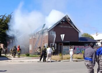 Bomberos atienden llamado por incendio de dos casas en sector Pedro Sarmiento de Gamboa en Punta Arenas