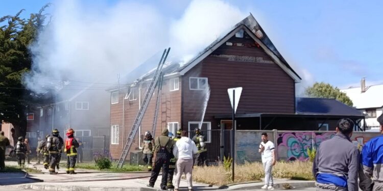Bomberos atienden llamado por incendio de dos casas en sector Pedro Sarmiento de Gamboa en Punta Arenas