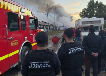 Patrulla de policía marítima se desplegó al lugar de  incendio ocurrido en el borde costero de Punta Arenas.