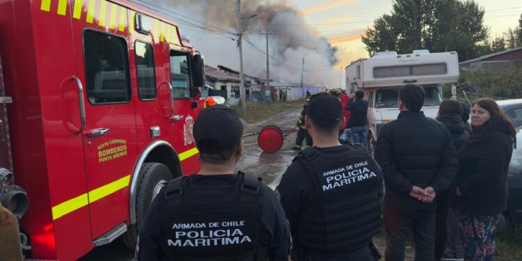 Patrulla de policía marítima se desplegó al lugar de  incendio ocurrido en el borde costero de Punta Arenas.