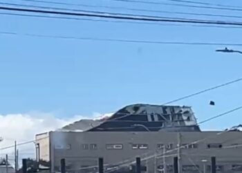 Fuertes vientos provocan desprendimiento de techumbre en sector camino al Andino de Punta Arena