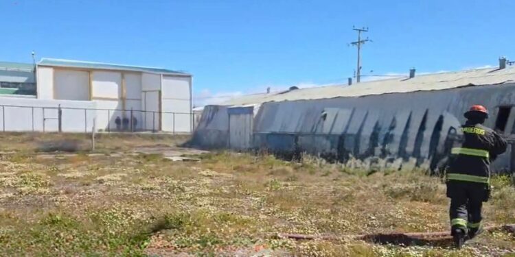 Incendio afecta galpón en sector Juan Williams con Juan Glavic