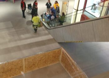 Adulto mayor resultó lesionado tras caída en escalera mecánica de mall Espacio Urbano