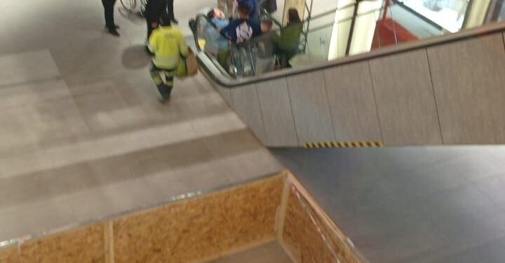 Adulto mayor resultó lesionado tras caída en escalera mecánica de mall Espacio Urbano