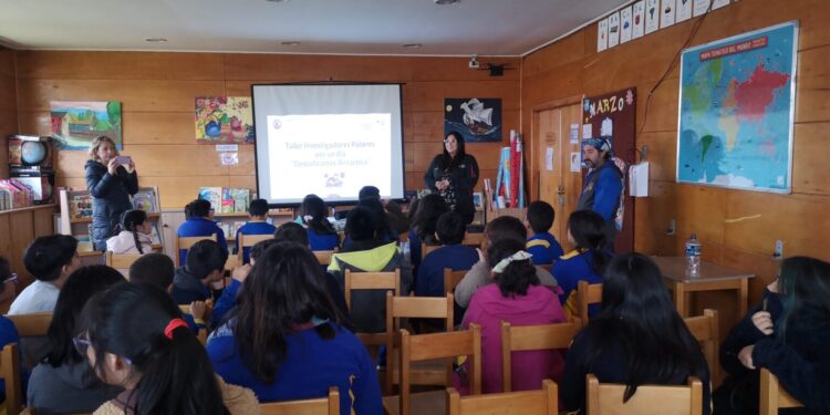 NACH y el Mineduc impulsan la identidad antártica en el Plan de Formación Ciudadana.