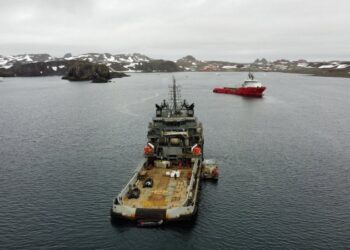 ATF 65 “Janequeo” contribuye en despliegue logístico clave para la soberanía efectiva en el Territorio Chileno Antártico