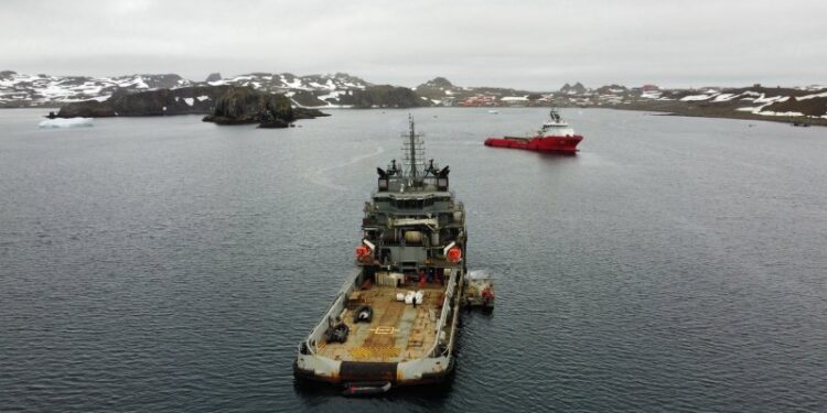 ATF 65 “Janequeo” contribuye en despliegue logístico clave para la soberanía efectiva en el Territorio Chileno Antártico