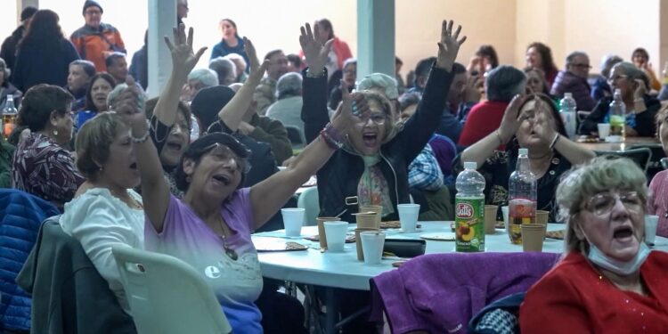 Municipalidad informa últimos días para retirar invitaciones a bingos de verano para personas mayores