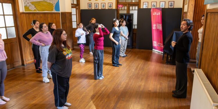 Alta convocatoria en audición del Ballet Artístico de Natales (BARNAT), elenco estable de la Corporación.