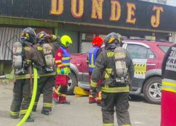 Conductor perdió el control de su vehículo y chocó local comercial en sector Manuel Señoret