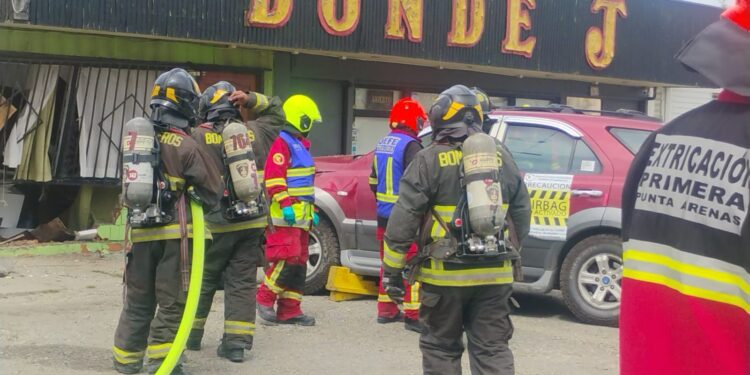 Conductor perdió el control de su vehículo y chocó local comercial en sector Manuel Señoret
