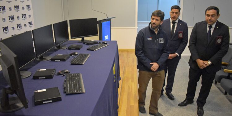 Delegación Presidencial Regional entrega computadores a la PDI para reforzar control migratorio en Monte Aymond