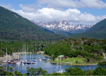 Rescate en desarrollo tras volcamiento de vehículo camino a Estancia Róbalo