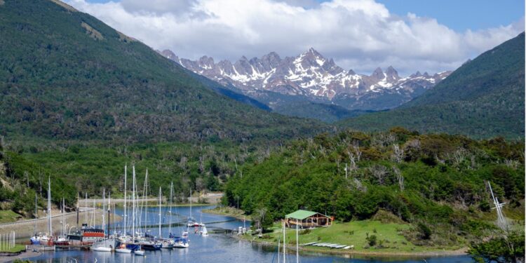 Rescate en desarrollo tras volcamiento de vehículo camino a Estancia Róbalo