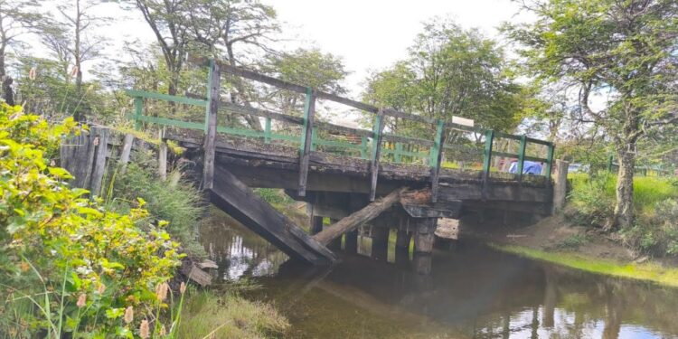 CONAF prohíbe a vehículos cruzar puente de Reserva Nacional Laguna Parrillar, por falla en la estructura.
