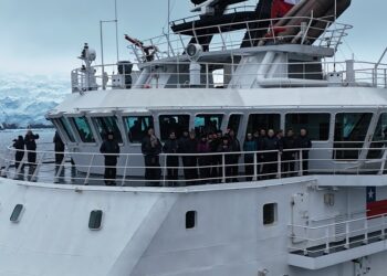 Delegación del “congreso futuro 2026” realizó navegación a bordo del ATF 60 “Lientur” en territorio chileno antártico.