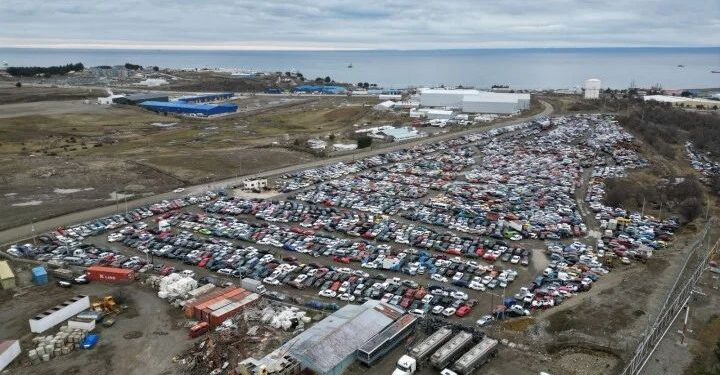 Fracasa remate de casi 700 vehículos abandonados en Punta Arenas y se mantiene grave problema en corral municipal