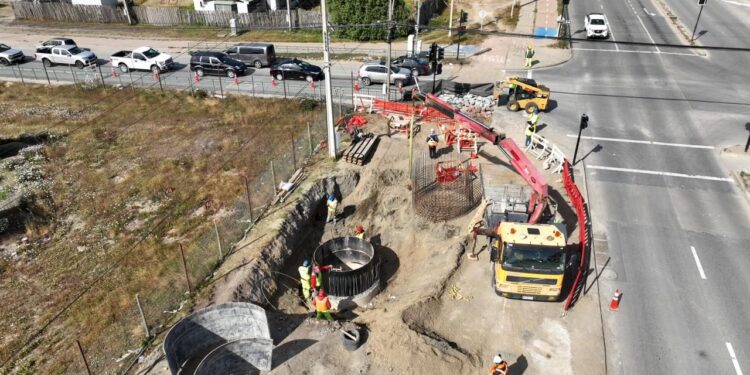 Aguas Magallanes ejecuta obras clave de alcantarillado en avenida Los Flamencos con cierre parcial de calzada