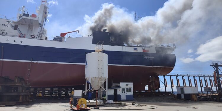 Incendio en embarcación en Asmar Magallanes deja una persona lesionada