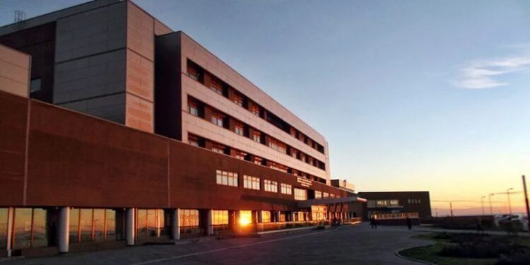 Adolescente permanece grave tras brutal ataque con arma blanca en pleno centro de Punta Arenas y a plena luz del día