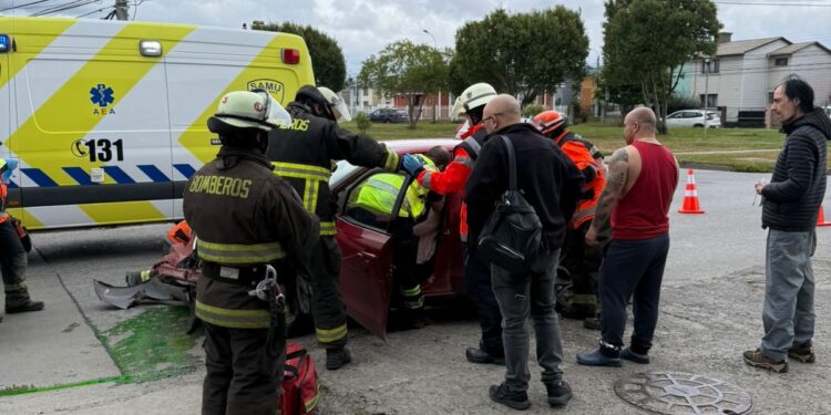 Colisión de vehículos menores movilizó a Bomberos en avenida España