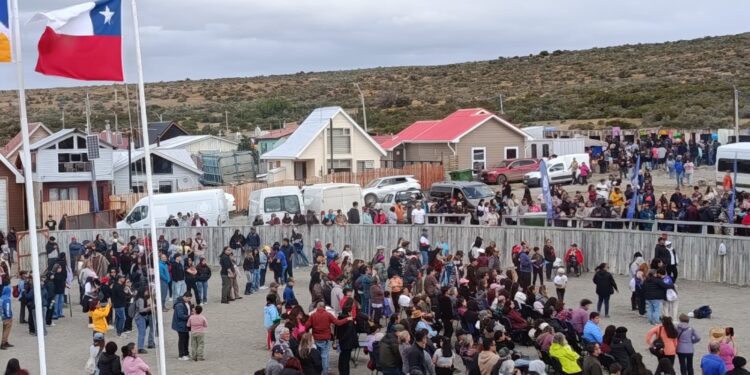 Villa Tehuelche vibró con la presentación del grupo “Aguante Pariente” ante masiva asistencia de público