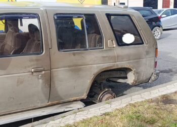 Transeúnte sufre grave lesión en su mano mientras auxiliaba a conductor en la vía pública