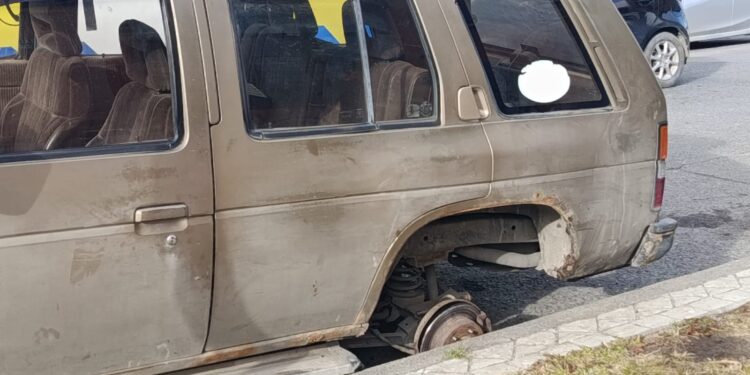 Transeúnte sufre grave lesión en su mano mientras auxiliaba a conductor en la vía pública