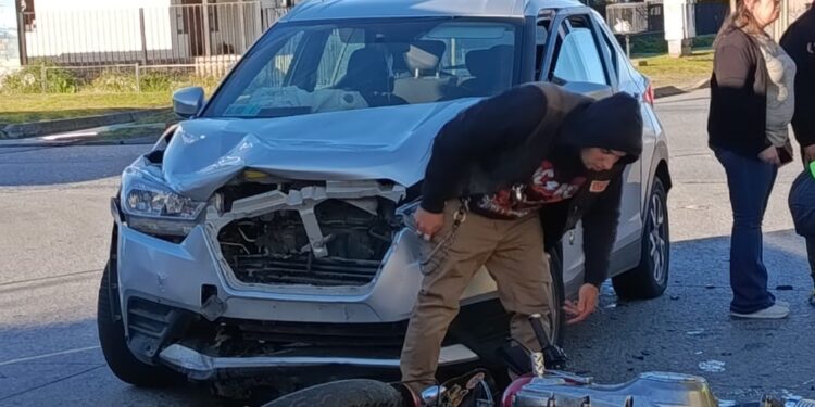 Motociclista resulta lesionado tras colisión con vehículo menor en Punta Arenas