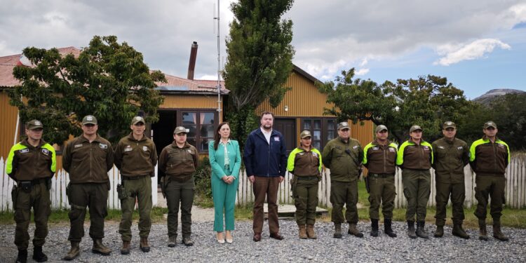 Autoridades destacan la labor de carabienros en tenencia de Torres del Paine, en temporada estival.