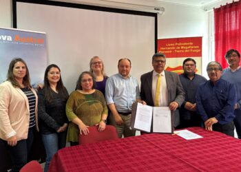 Nova Austral firma convenio con liceo de Porvenir para fortalecer el aprendizaje del inglés en estudiantes de turismo
