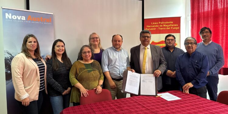 Nova Austral firma convenio con liceo de Porvenir para fortalecer el aprendizaje del inglés en estudiantes de turismo