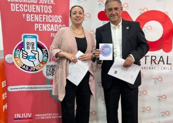 INJUV Magallanes y ZonaAustral actualizan convenio para ampliar beneficios a jóvenes en la Pista de Hielo