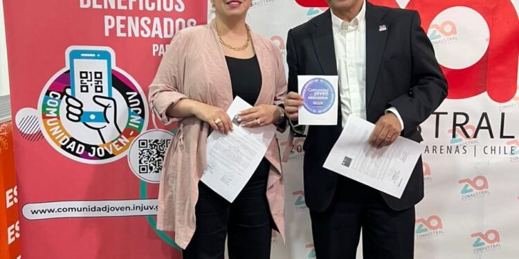 INJUV Magallanes y ZonaAustral actualizan convenio para ampliar beneficios a jóvenes en la Pista de Hielo