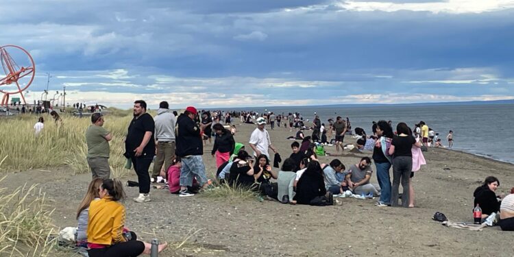 Pareja en estado de ebriedad fue rescatada tras lanzarse al Estrecho de Magallanes