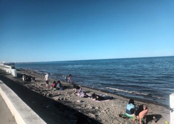 Alta temperatura invito a la ciudadanía a la playa, se registró una máxima de 19.9 pasadas las 15:30