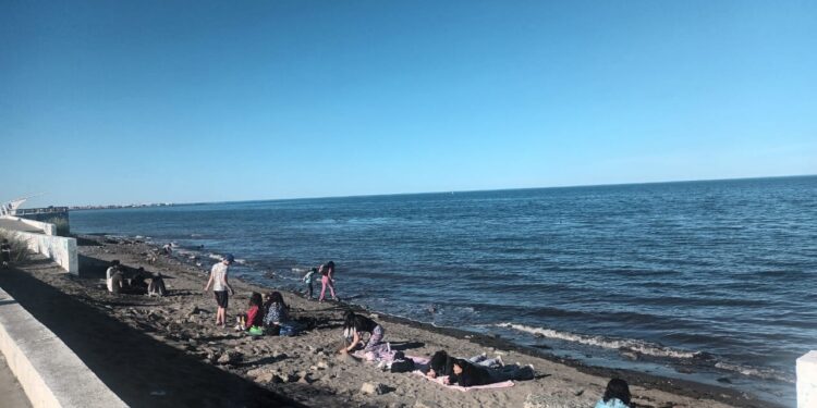 Alta temperatura invito a la ciudadanía a la playa, se registró una máxima de 19.9 pasadas las 15:30