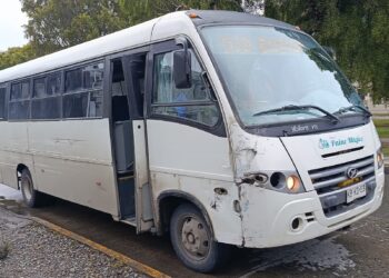 Menor resulta lesionado tras colisión entre camioneta y bus urbano en Punta Arenas