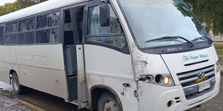 Menor resulta lesionado tras colisión entre camioneta y bus urbano en Punta Arenas