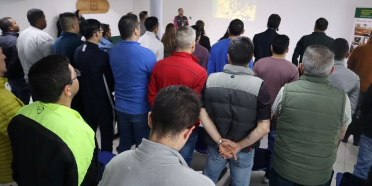 Internos del Complejo Penitenciario de Punta Arenas se certifican en confección y comercialización de muebles de madera