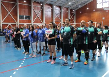 Servicios públicos fortalecen lazos a través del deporte en campeonato de vóleibol mixto en Punta Arenas