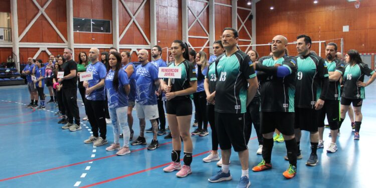 Servicios públicos fortalecen lazos a través del deporte en campeonato de vóleibol mixto en Punta Arenas