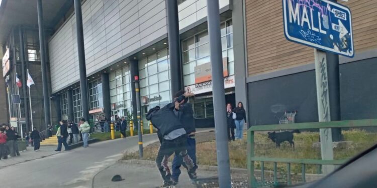 Riña entre adolescentes se registró en el exterior del Mall Pionero en Punta Arenas
