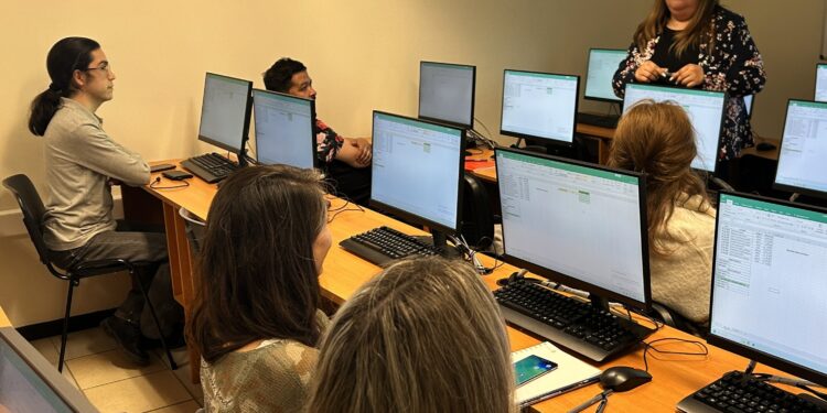 Santo Tomás Punta Arenas capacita a la comunidad con taller gratuito de Excel